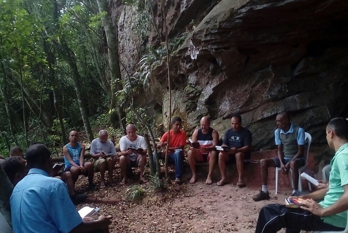 grupo de pessoas ao ar livre